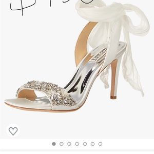 NWT angelic and airy white heel